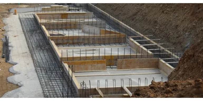 Z czego zrobić fundament pod szklarnię? Porównanie materiałów i ich właściwości