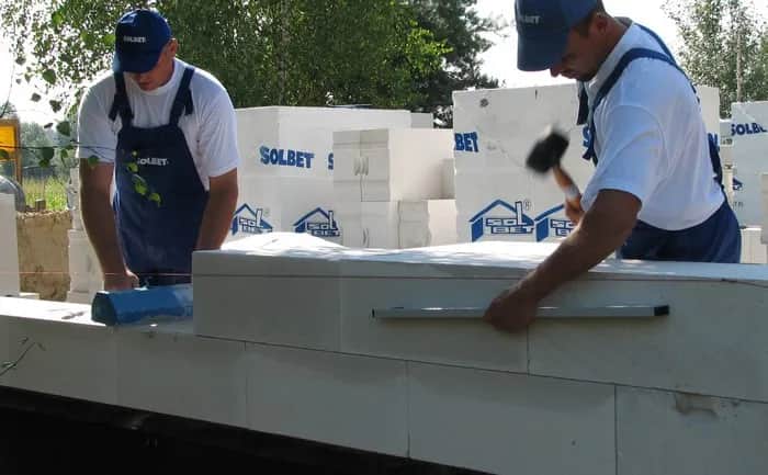 Bloczki betonowe na klej czy zaprawę: co wybrać, aby zaoszczędzić?