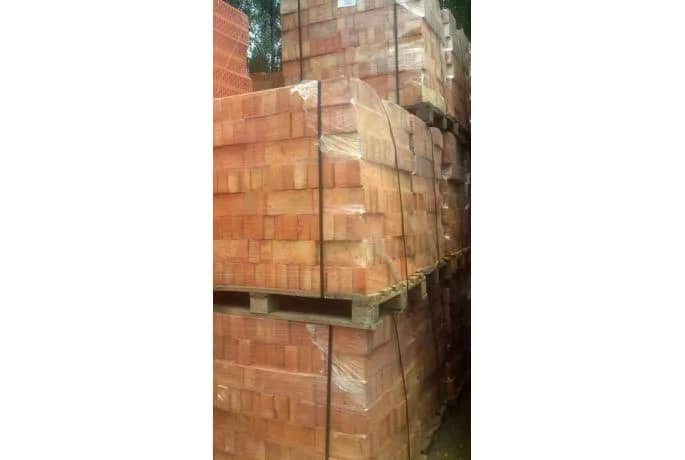 Ile waży paleta cegły? Odkryj różnice w wagach i materiałach