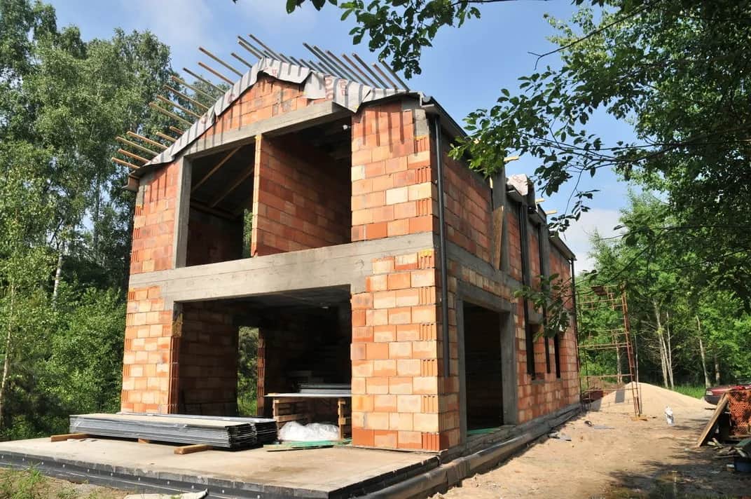 Ile cegieł na dom? Oblicz potrzebną ilość z uwzględnieniem strat