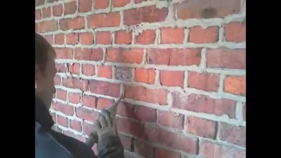 Jak wyczyścić starą cegłę na ścianie bez jej uszkodzenia?