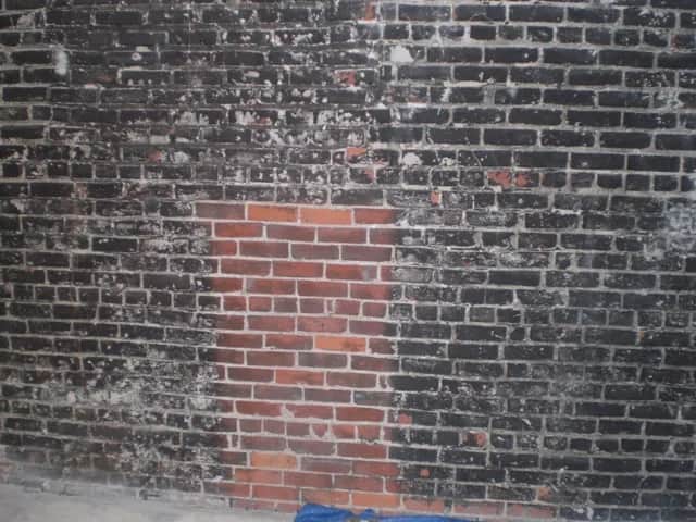 Jak usunąć farbę z cegły bez uszkodzenia powierzchni? Sprawdzone metody