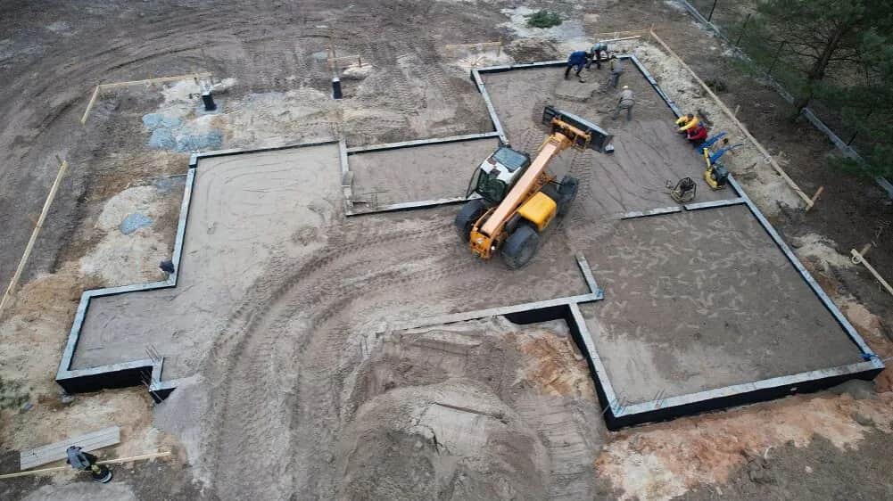 Czym obsypać fundamenty z zewnątrz, aby uniknąć erozji i wilgoci?